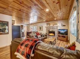 Come Snuggle Up at Cozy Bear Cabin, hotel in South Lake Tahoe