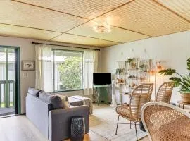 Pool Access! Tropical Getaway, Walk to Dtwn Hilo