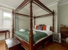 Room In Traditional Edinburgh Apartment