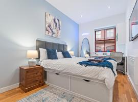 Leeds Elegant Central Flat - Sleeps 8 - View City Centre, hotel in Central Station
