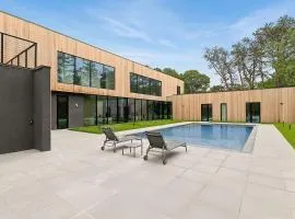 Blue Jay Villa by Rove - Family Home with Heated Pool Sauna & Gym