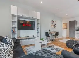 Leeds Stylish City Flat - Sleeps 8 - 2 mins to City Centre