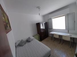 Habitación D Frente al Mercadona, hotel in Cantillana