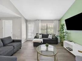3BR Luxe Oasis near Downtown, Pool, Gym, Bball Crt