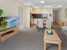 Central City Apt with King Bed, Pool, Gym and Sauna