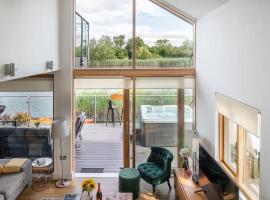 Mayflower lakeside hot tub, hotel in South Cerney