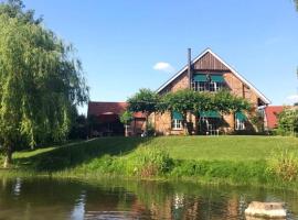 Gemütliches Fachwerkhaus am See mit Kamin, vila v destinaci Warendorf