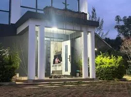 Elmadel Coffee Gardens 4Bed Rustic Wooden House