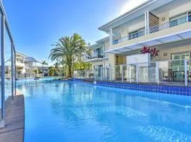 J's Resort Pacific Blue Swim Up-Unit A