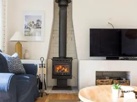 The Cabana - Pet Friendly with Fireplace - 2 Mins to Beach