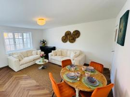 Charming holiday home with terras near the beach，位于德哈恩的酒店