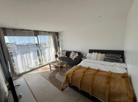 Charming Studio near La D&eacute;fense - Paris, accommodation in Courbevoie