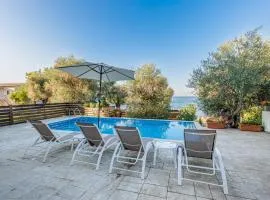 Deja Blue Beach & Pool House, by Estia