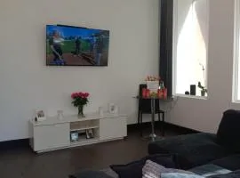 Spacious 2 Bedroom Apartment With Balcony & Parking