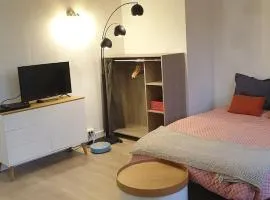 apartment building features laundry facilities