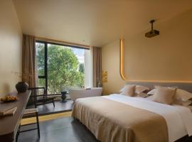 West Desert Luxury Holiday Homestay, hotel in Dunhuang