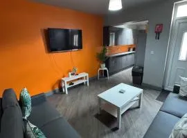 Spacious 5-Bed South View Home for Families, Sleeps 10, Garden, Free Wi-Fi, Parking, Close to Sheffield City Centre