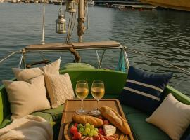 Glamping on small, old boat in Karlskrona, Boot in Karlskrona