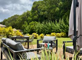 Sunset Dream, Bungalow haut de gamme avec accès Piscine et Plage, bungalow em Grand-Bourg