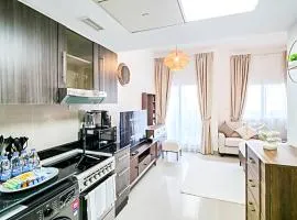 Peach Bliss Studio - Balcony, Pool & Gym Access Near Al Reef Beach