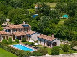 Rustic villa Stancija Martina with pool in Tinjan