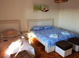 Rooms Viro with pool in center Novalja