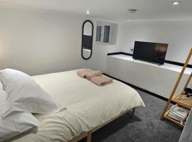 Refurbished 4-Bed Home Near Hospital & Station, hotel di Chatham
