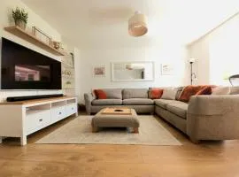 3BR - Luxury Home Away From Home - Contractor Digs - Near LGW Airport