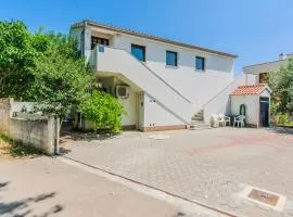 Awesome Apartment In Nin With Wifi