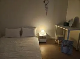 머무르다