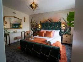 Stylish Retreat Hot Tub Family Group Friendly