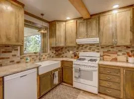 Hygge Mountain Retreat - Hot tub - Patio - Fire pit - Wifi - 2 Kitchens - Family Retreat