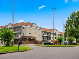 HomeTowne Studios & Suites by Red Roof Charlotte - Ballantyne