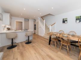 Modern 4BR New Home near Biz Park Station Pass the Keys, hotelli kohteessa Reading