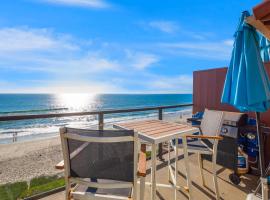 3009 Ocean Street A Beachfront condo with balcony & deck，位于卡尔斯巴德的酒店