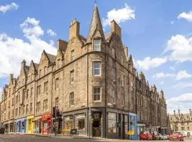 Spacious boutique two-bedroom apartment next to the castle