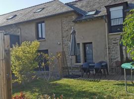 Spacious lodge in spacious place, hotel em Acigné
