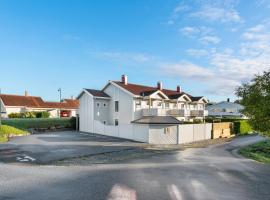 Central Langevåg Family Apartment, hotel in Sula
