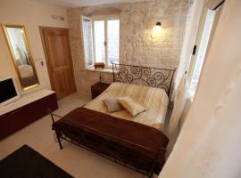 Tragurium & Salona Apartments、トロギールのホテル