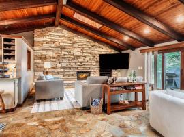 Waterfront Home with Dock Sleeps 8, ξενοδοχείο σε Suamico