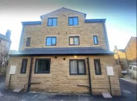 Modern 3- Bed Holiday Home - Private Parking Sleeps 10- 2 Min M62