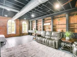 Walk to River and Shops Downtown Hannibal Loft