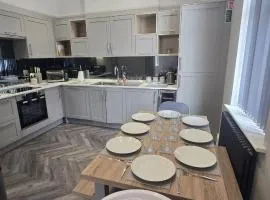 Stylish 4 bed in Central Conwy