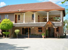 Three Tree Hotel, hotel con parking en Maun