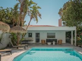 El Mar, Pool House with 3 BDR, 7 min from beach, hotel em Saronida