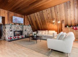 Rustic A-Frame with Hot Tub Fire pit Pool Table, hotell sihtkohas Copper Cliff