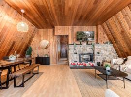 Rustic A-Frame with Hot Tub Fire pit Pool Table, ξενοδοχείο σε Copper Cliff