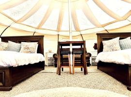 Mountain View Yurt and Breakfast S, tenda de luxo em Buena Vista