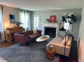 The Knoxville Nest Cozy 3BR Retreat w Fireplace