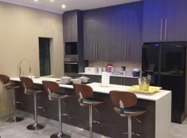 Lovemoreheights Inn, khách sạn có bồn tắm nóng ở Gqeberha